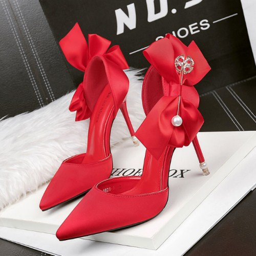 Pointed high heels See size chart under “more details”